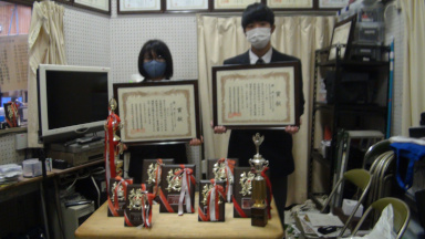 愛知県立瀬戸工科高等学校放送部が受賞した賞状やトロフィー